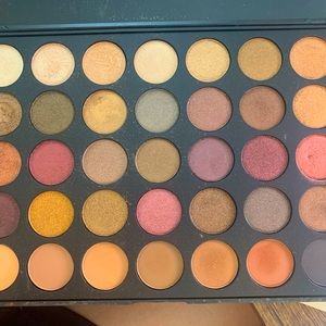 Hardly touched Morphie F35 makeup. 35 Beautiful colors
